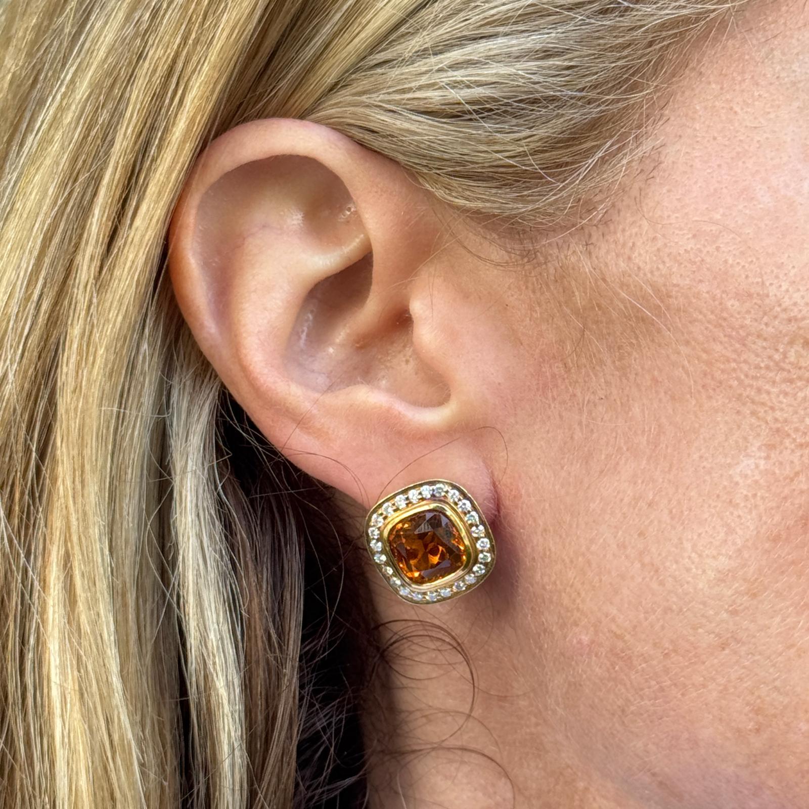 Boucles d'oreilles en or jaune 18 carats, citrine taillée en coussin et diamants. Chaque boucle d'oreille présente une citrine de taille coussin encadrée par 44 diamants ronds de taille brillant, totalisant environ 1,00 carat, de couleur G-H et de