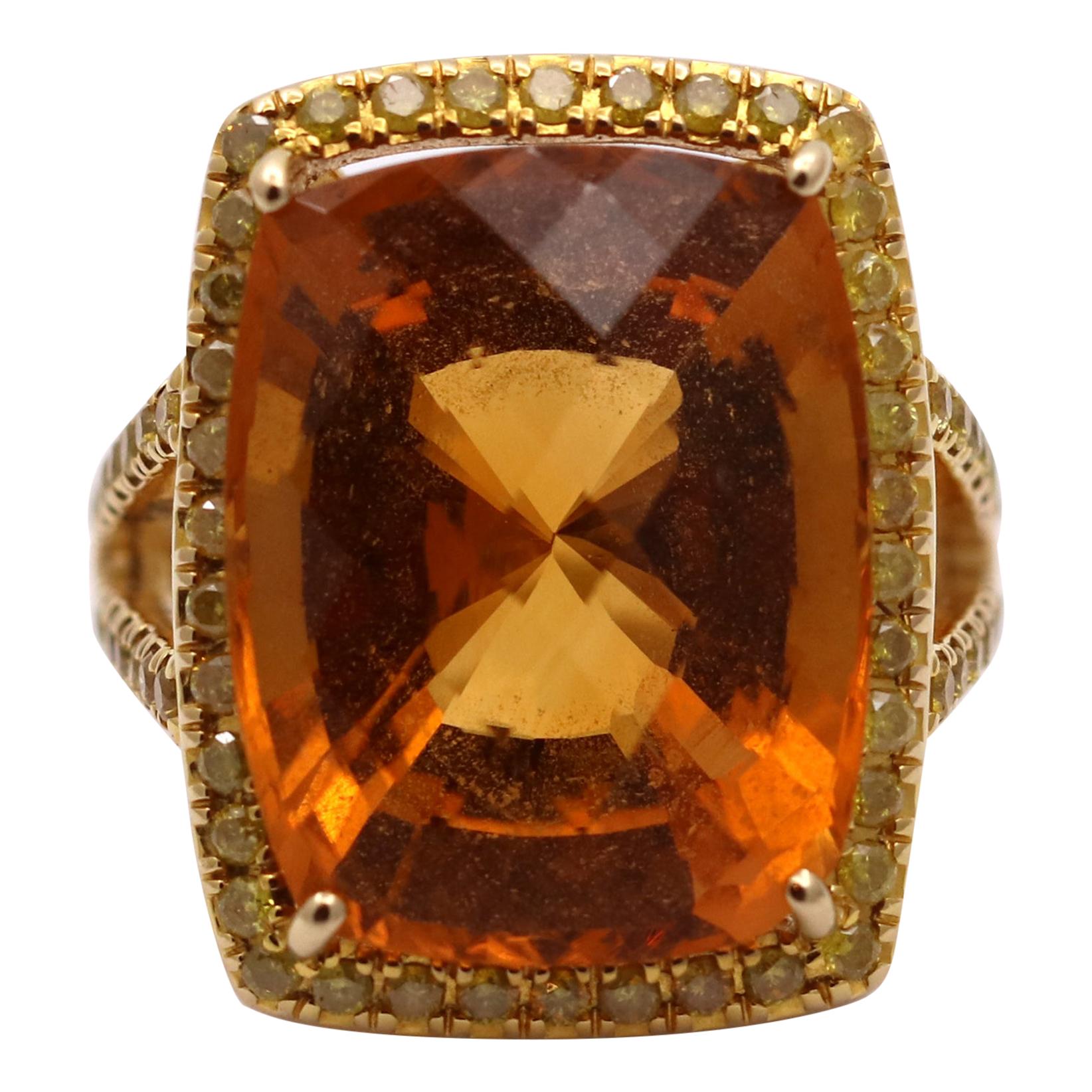 Precioso anillo, centrado en torno a un citrino en forma de damero, talla cojín, con un peso aproximado de 12 ct. Realizada en oro amarillo de 18 quilates, con un diseño estilo 