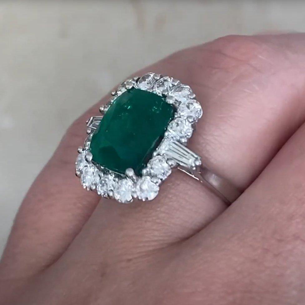 Anillo Halo de Esmeralda Colombiana Corte Cojín (Aprox. 3,30 Quilates), Platino Corte cojín en venta