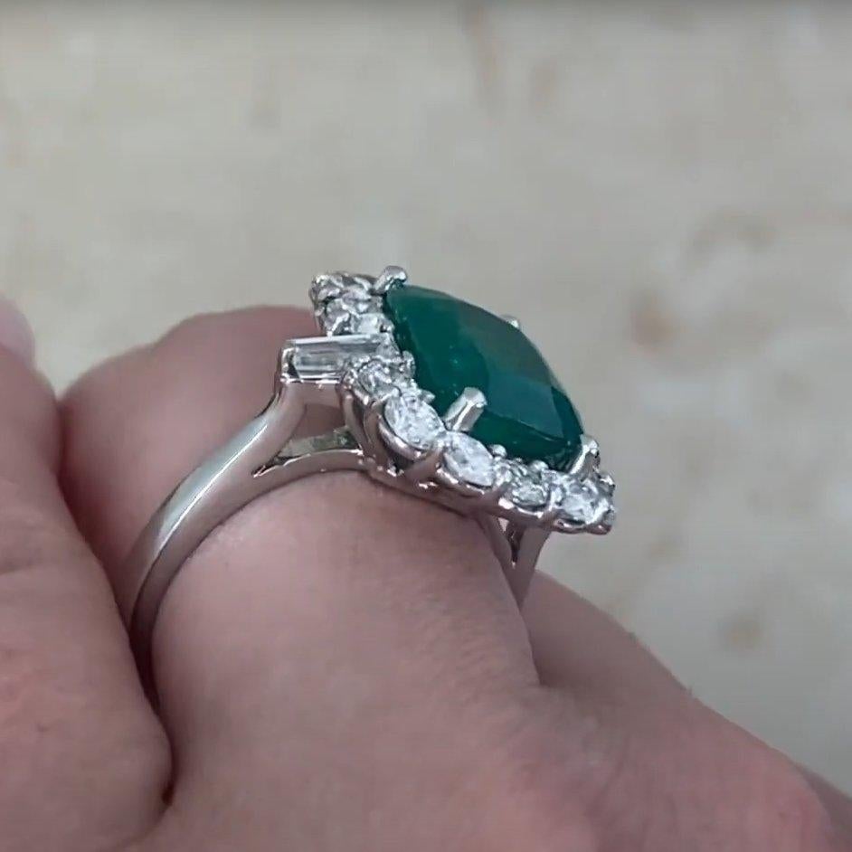 Taglio cuscino Anello con smeraldo colombiano tagliato a cuscino (circa 3,30 carati), platino in vendita
