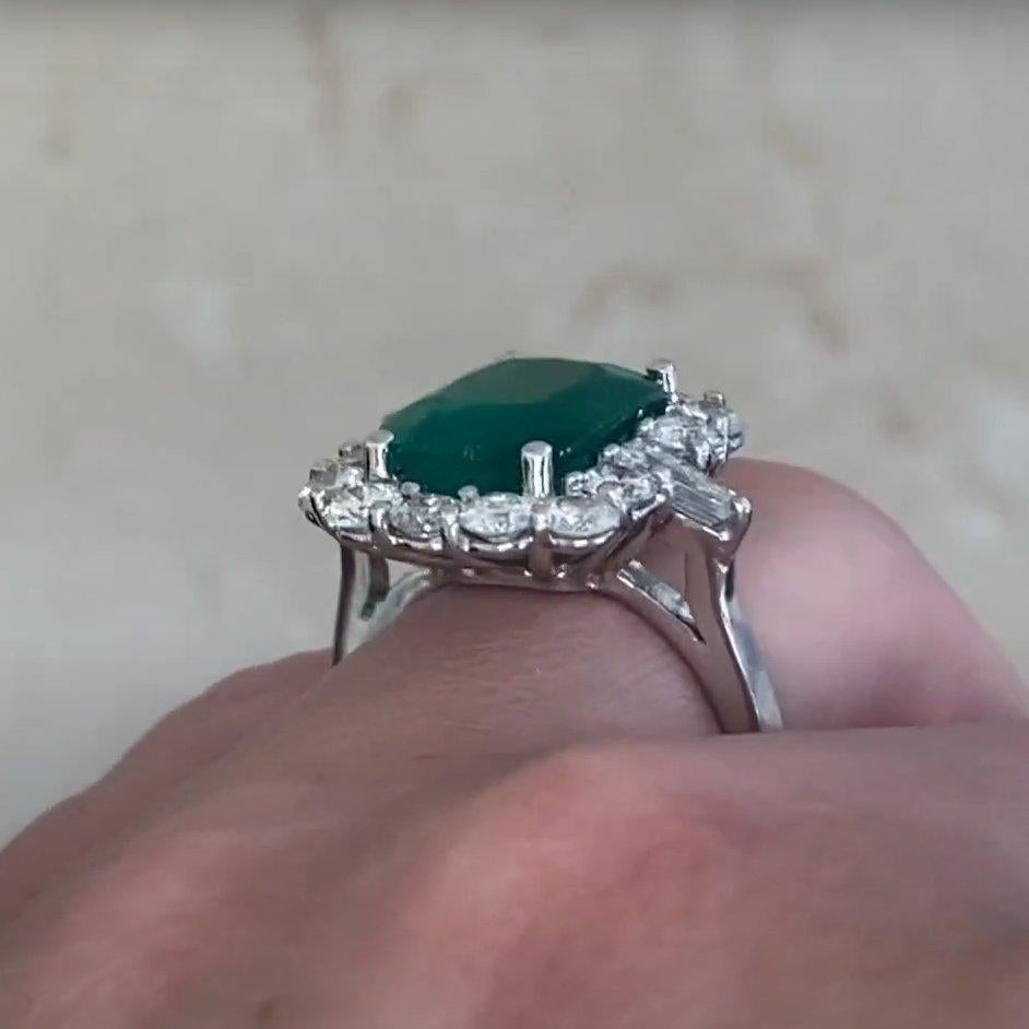 Anello con smeraldo colombiano tagliato a cuscino (circa 3,30 carati), platino In condizioni ottime in vendita a New York, NY