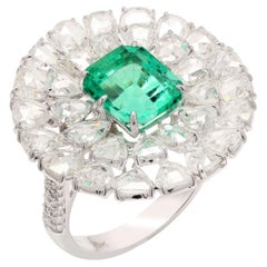 Ring mit kolumbianischem Smaragd im Kissenschliff, umgeben von Diamanten im Rosenschliff in 18k