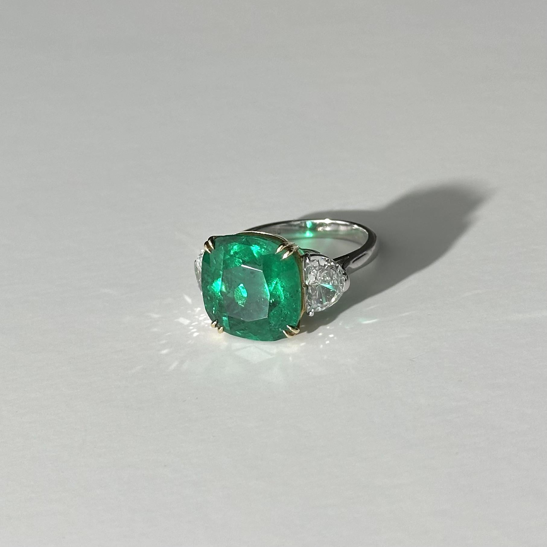 Cushion Cut Colombian Emerald Ring With Diamonds In New Condition For Sale In New York, NY