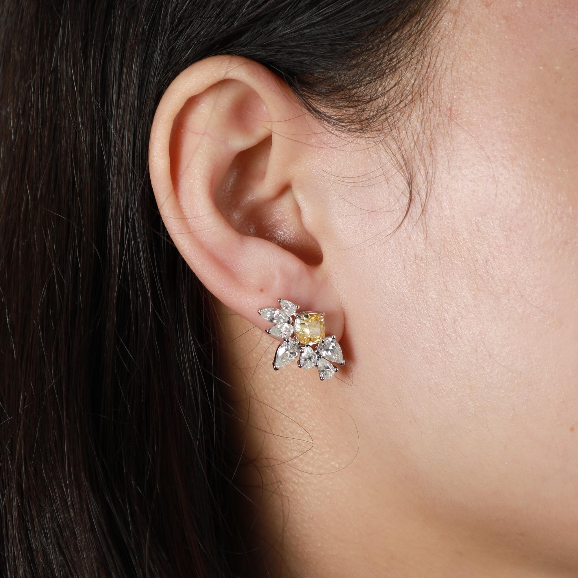 Ces magnifiques boucles d'oreilles en forme de canari jaune fantaisie sont fabriquées sur mesure à la perfection ! Les magnifiques diamants de taille radiant assortis ont une couleur jaune canari moyen. Ces boucles d'oreilles sont serties en or