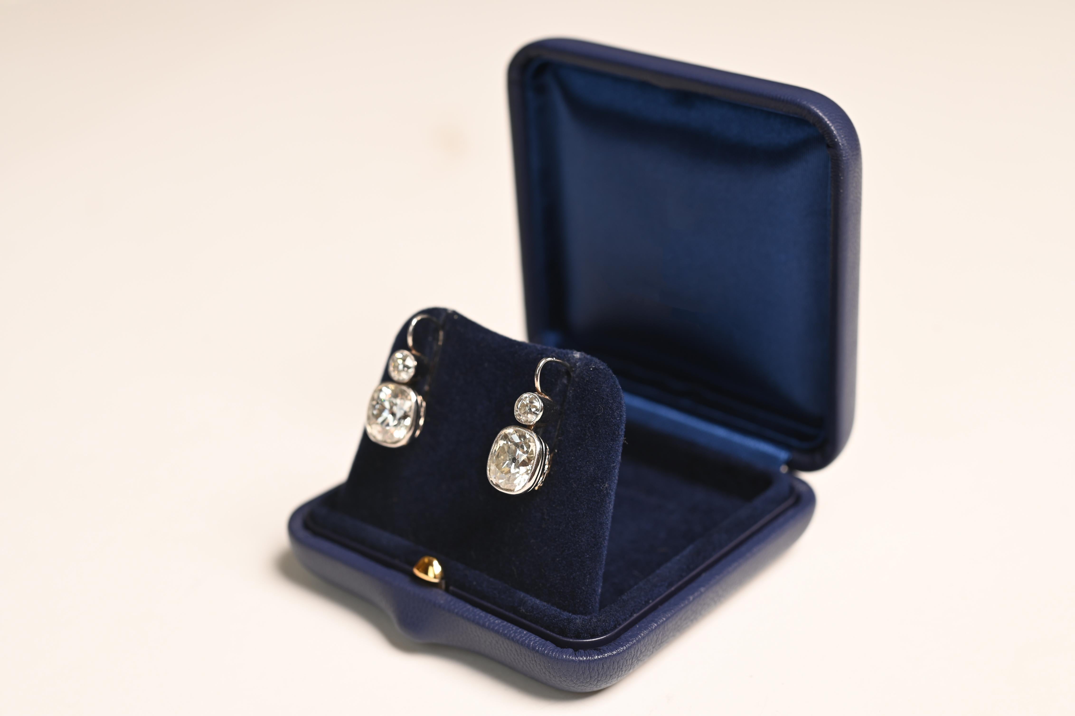Art déco Boucles d'oreilles en platine serties d'un diamant taille coussin (environ 6,00 carats) en vente