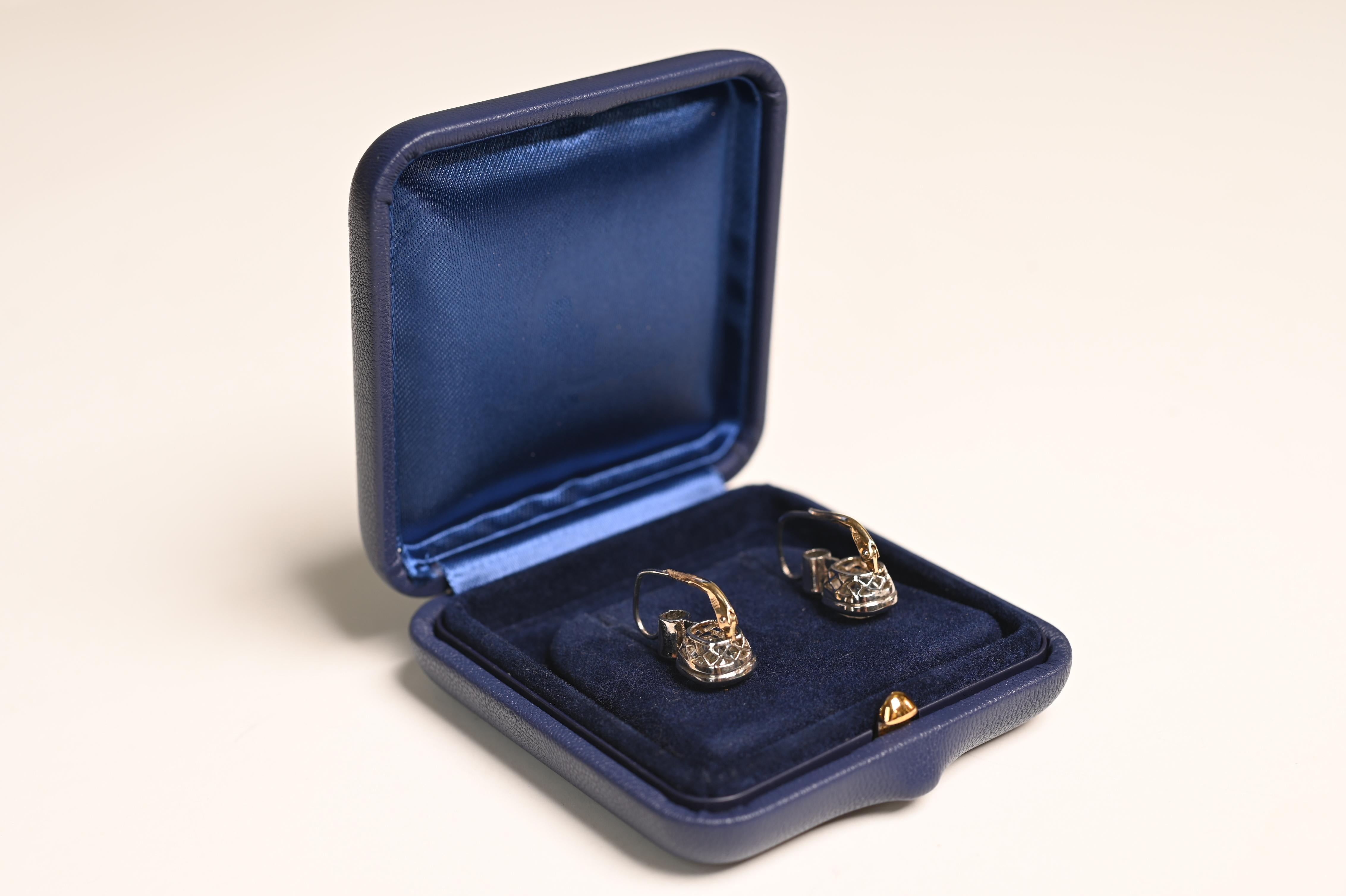 Taille coussin Boucles d'oreilles en platine serties d'un diamant taille coussin (environ 6,00 carats) en vente