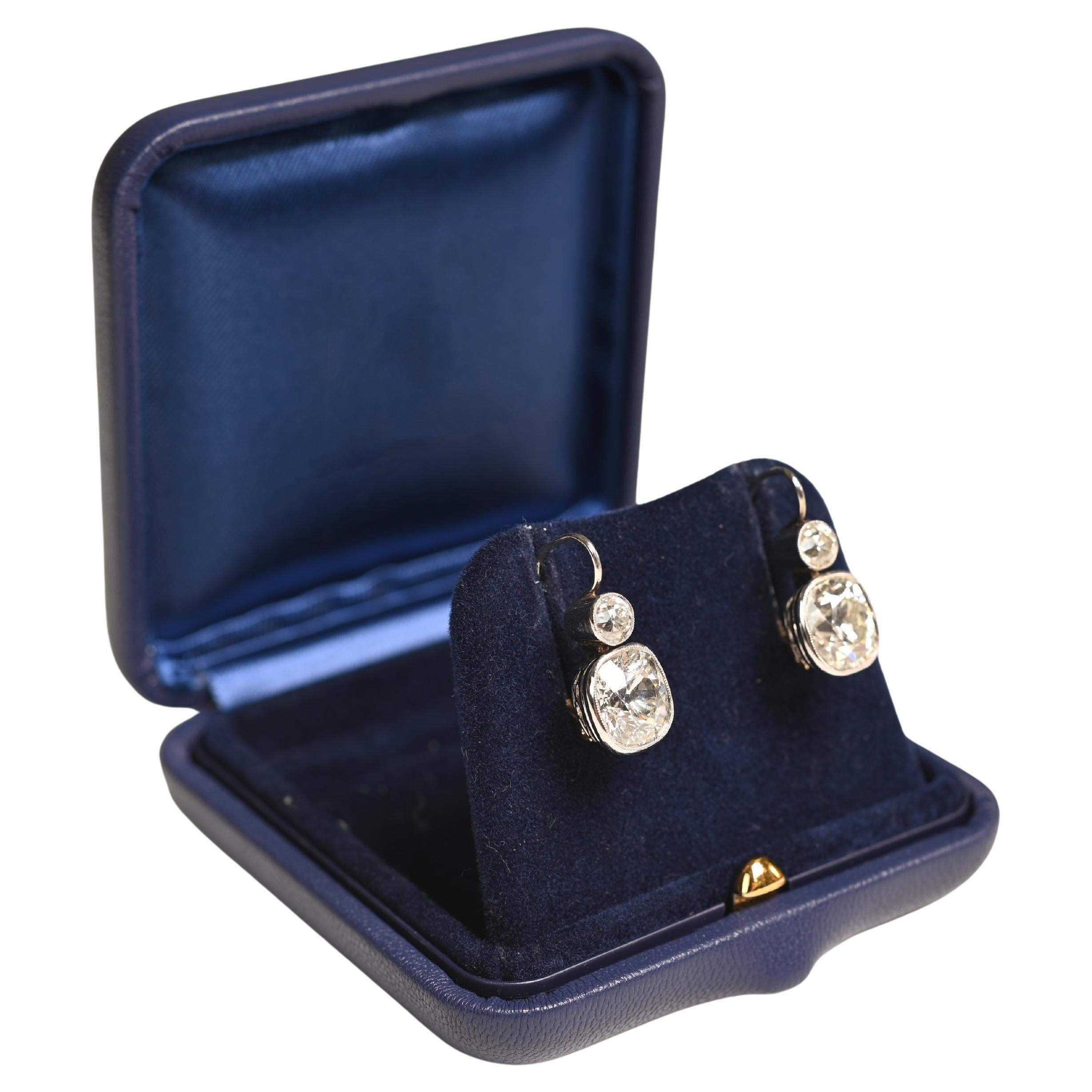 Boucles d'oreilles en platine serties d'un diamant taille coussin (environ 6,00 carats) en vente