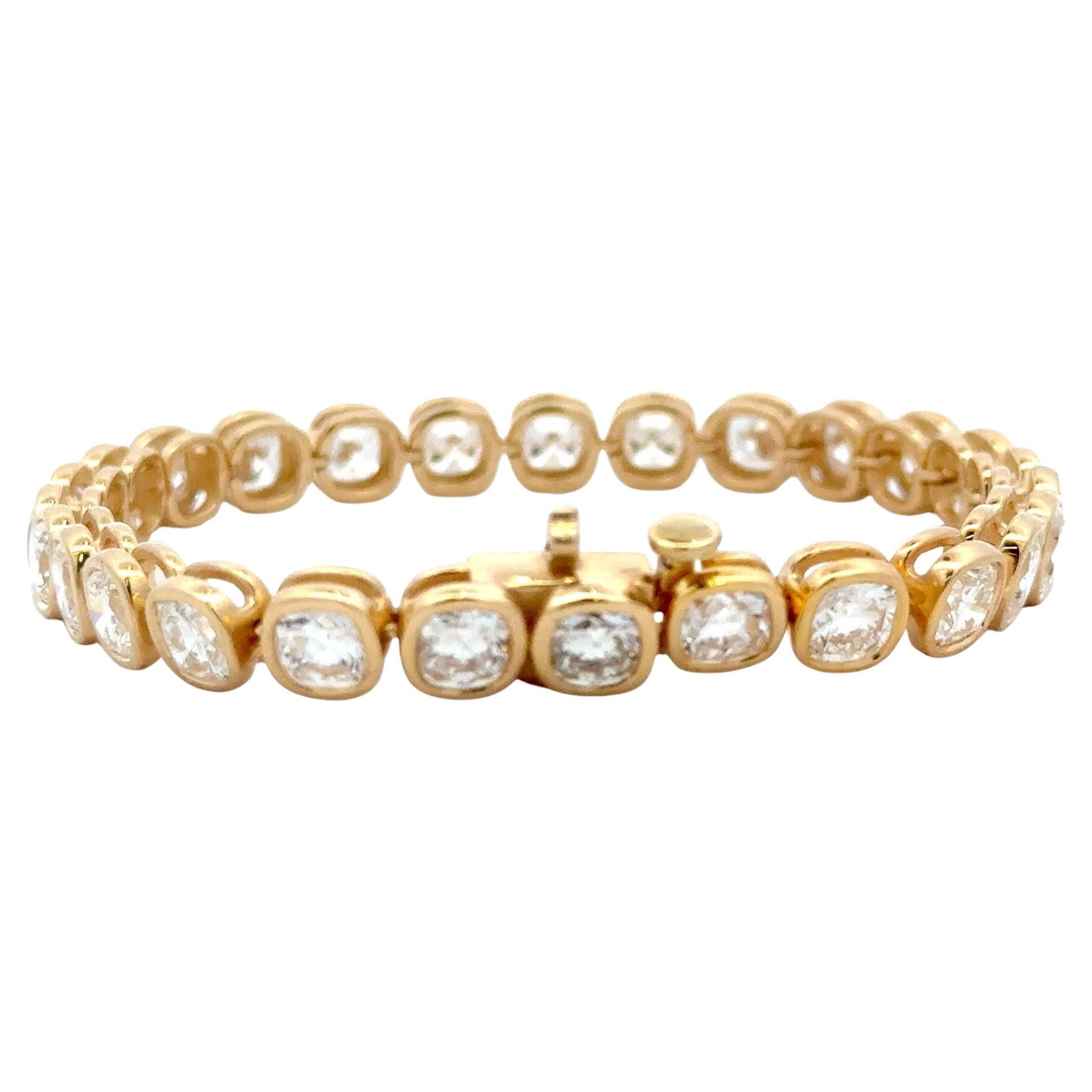 Wunderschönes und modernes Tennisarmband mit 27 Cushion-Cut-Diamanten mit einem Gesamtgewicht von 14,18 Karat in einer Lünette aus 18 Karat Gelbgold. In natura ist es noch schöner!
Farbe F-G
Reinheit VS1-VS2

Durchschnittliche Diamanten 0.52