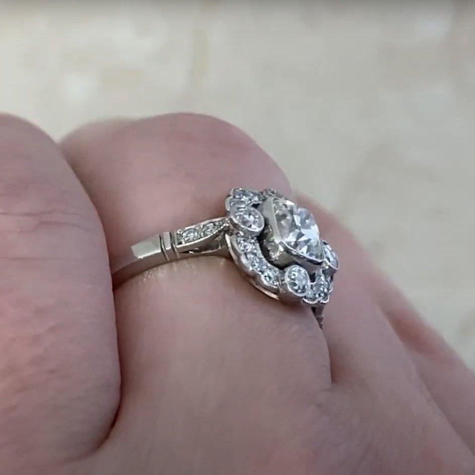 Taglio cuscino Anello di fidanzamento con diamanti taglio cuscino (circa 0.70 carati), platino in vendita