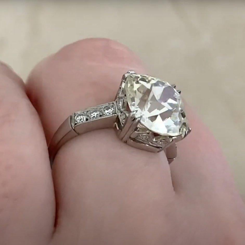 Taille coussin Bague de fiançailles en platine avec diamant taille coussin (environ 5.10 carats) en vente