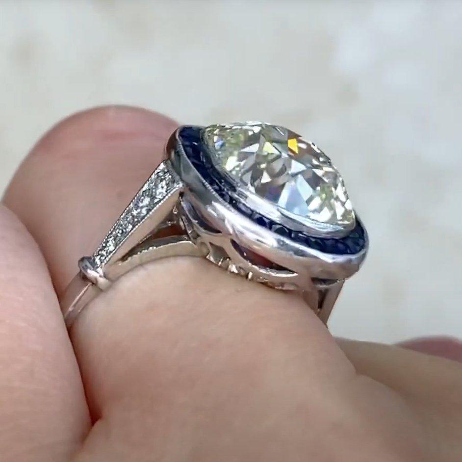 Verlobungsring mit Diamanten im Kissenschliff ( ca. 5,10 Karat), Saphir-Halo im Zustand „Hervorragend“ im Angebot in New York, NY