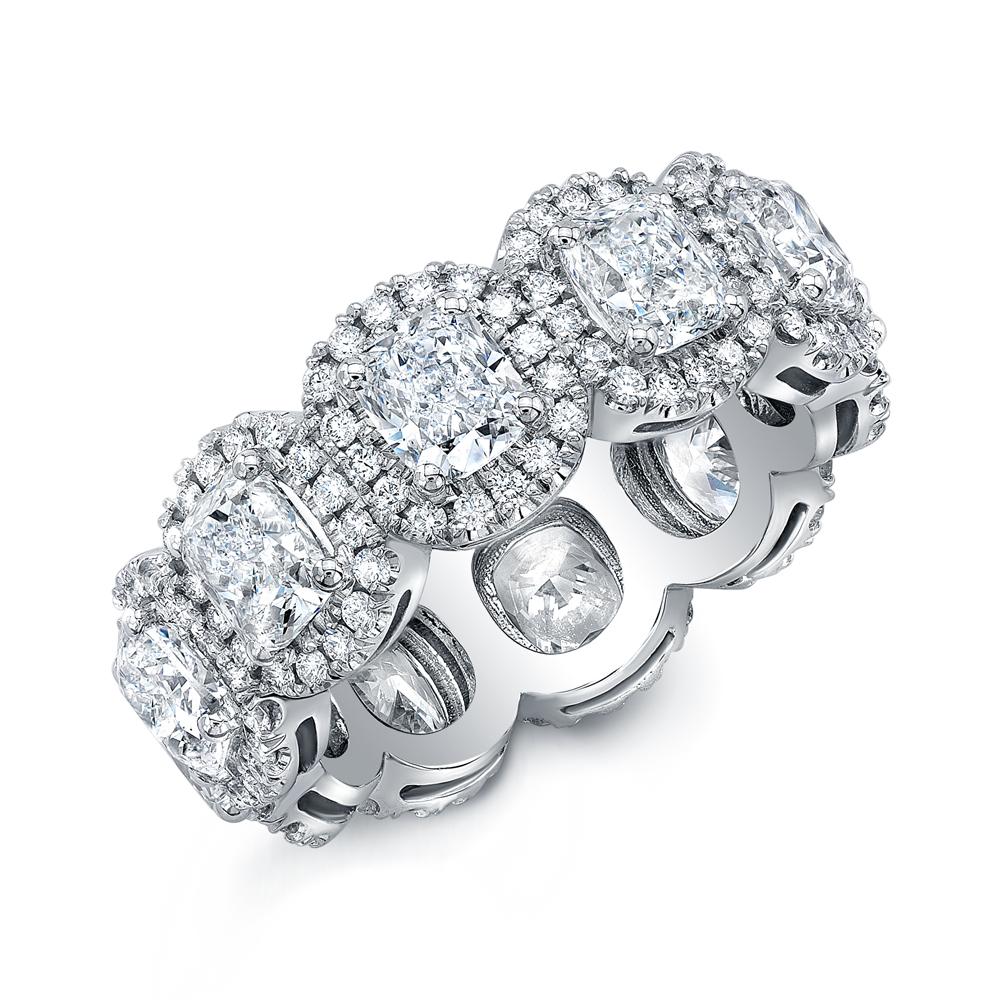 Anillo de eternidad con diamantes talla cojín engastados en un único halo de platino con pavé.
10 piedras de 5,00 quilates de peso total 
Certificado GIA   
Colores D - F  Claridad  IF - VS2
Anillo talla 6.75