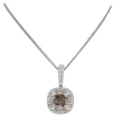 Collier à pendentif halo de diamants taille coussin
