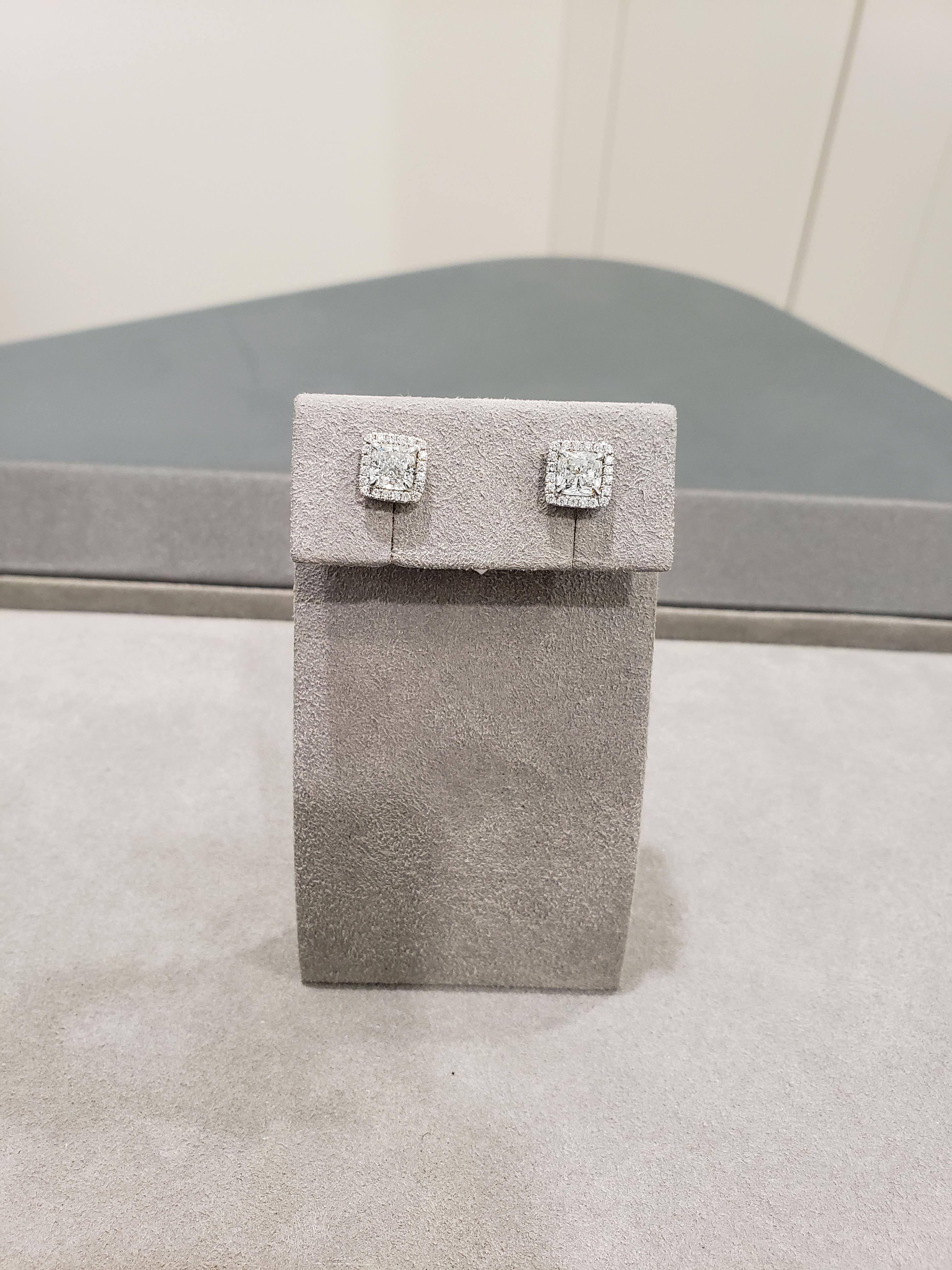 Roman Malakov Pendientes de 2.03 quilates de diamantes talla cojín con halo total en Nuevo estado para la venta en New York, NY