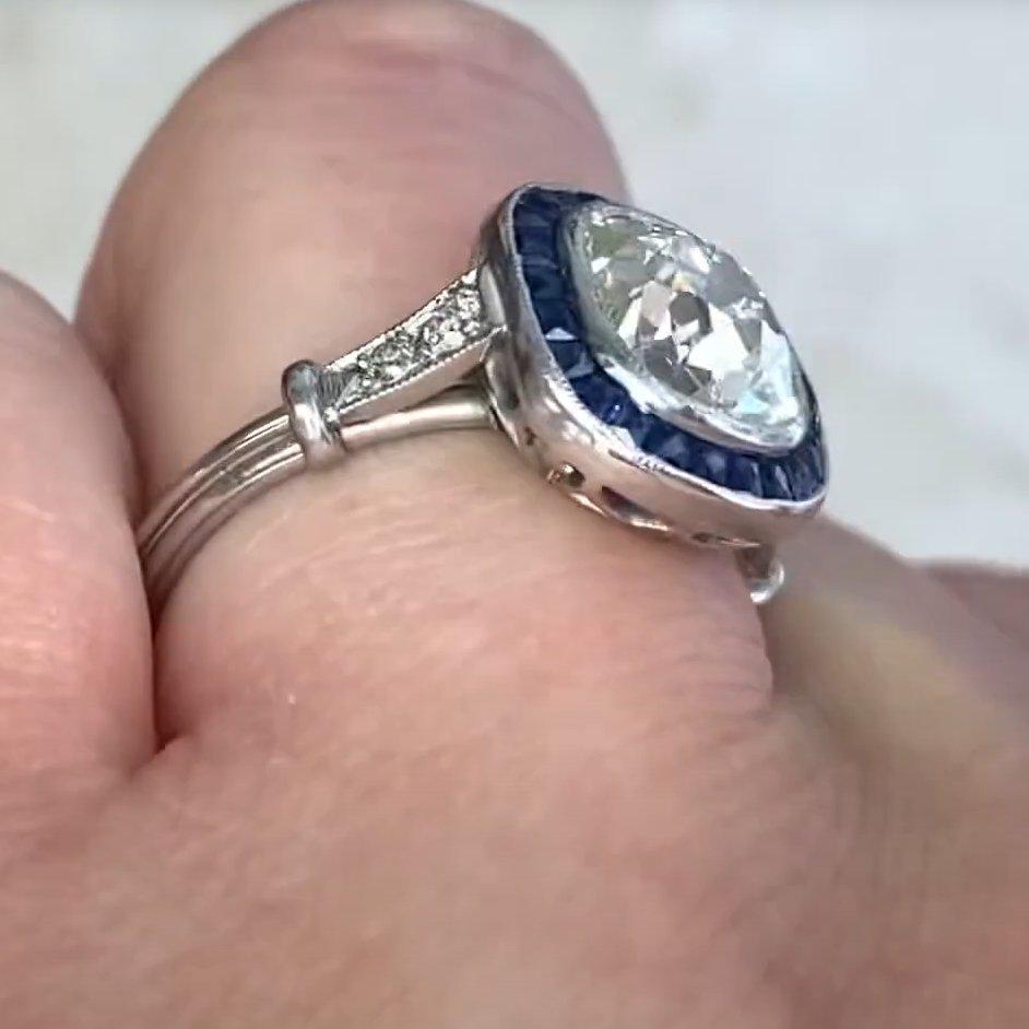Taglio cuscino Anello con diamante taglio cuscino (circa 2,20 carati), zaffiro aureolato, platino in vendita