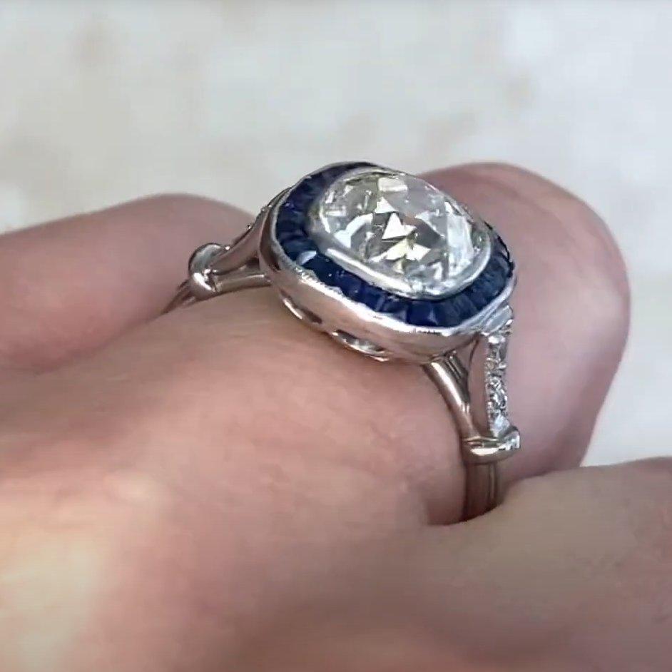 Anello con diamante taglio cuscino (circa 2,20 carati), zaffiro aureolato, platino In condizioni ottime in vendita a New York, NY