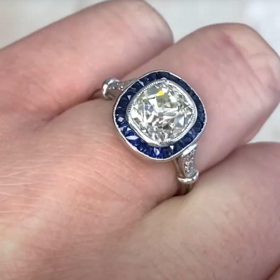 Donna Anello con diamante taglio cuscino (circa 2,20 carati), zaffiro aureolato, platino in vendita
