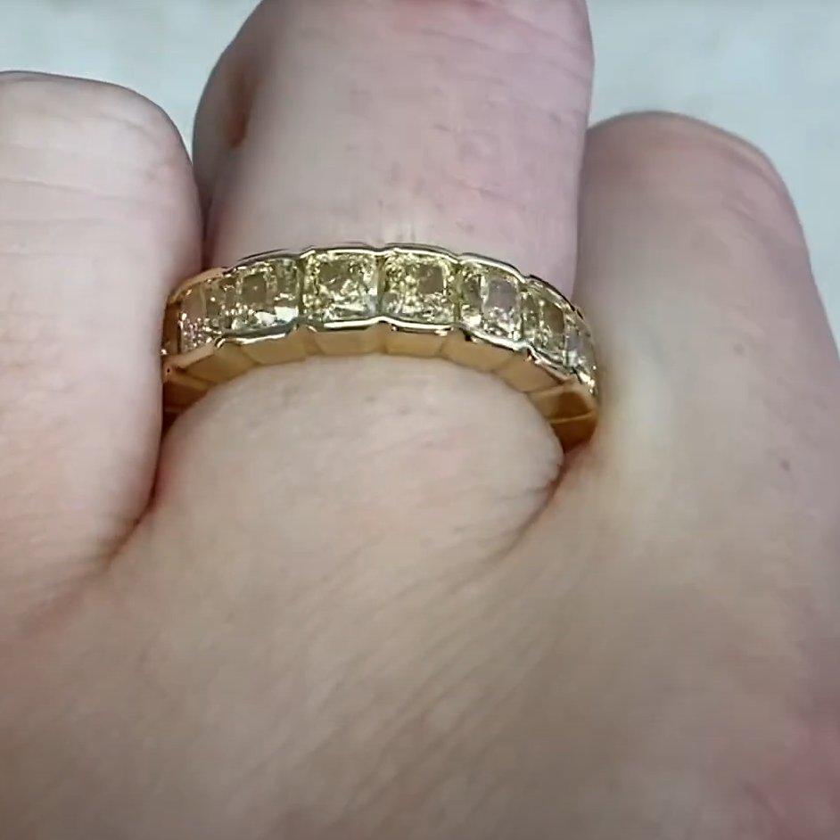 Taglio cuscino Anello con diamante taglio cuscino in oro (circa 5,10 carati) Fascia di diamanti gialli fantasia in vendita