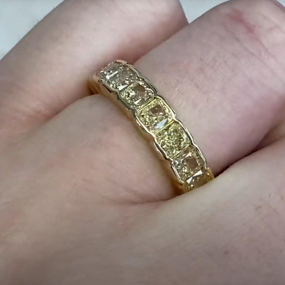 Donna Anello con diamante taglio cuscino in oro (circa 5,10 carati) Fascia di diamanti gialli fantasia in vendita