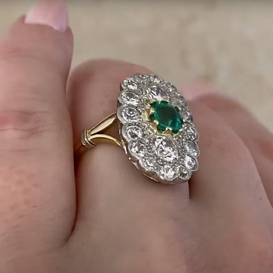 Anello Cocktail con smeraldo taglio cuscino (circa 0,60 carati) e cluster di diamanti In condizioni ottime in vendita a New York, NY