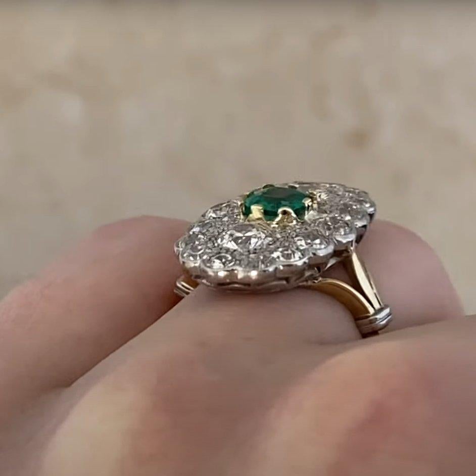 Donna Anello Cocktail con smeraldo taglio cuscino (circa 0,60 carati) e cluster di diamanti in vendita