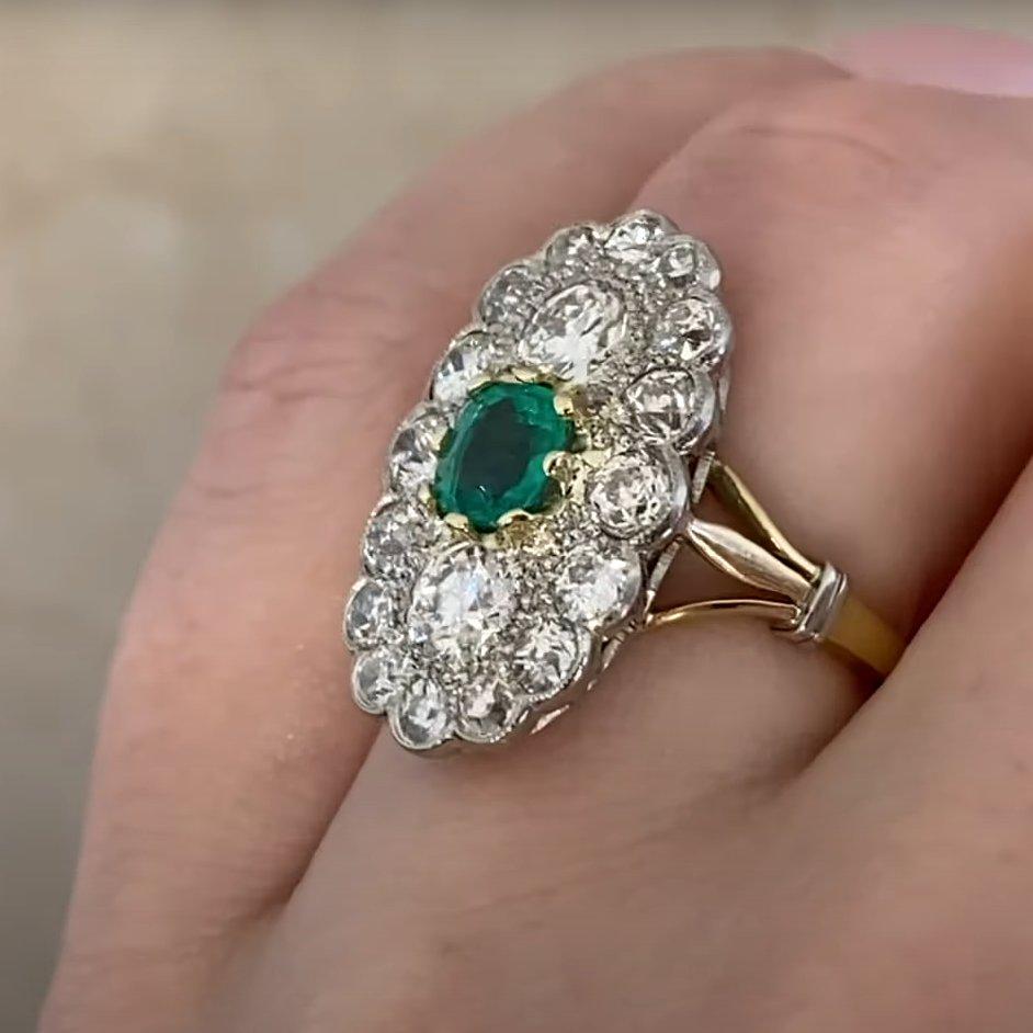 Anello Cocktail con smeraldo taglio cuscino (circa 0,60 carati) e cluster di diamanti in vendita 1