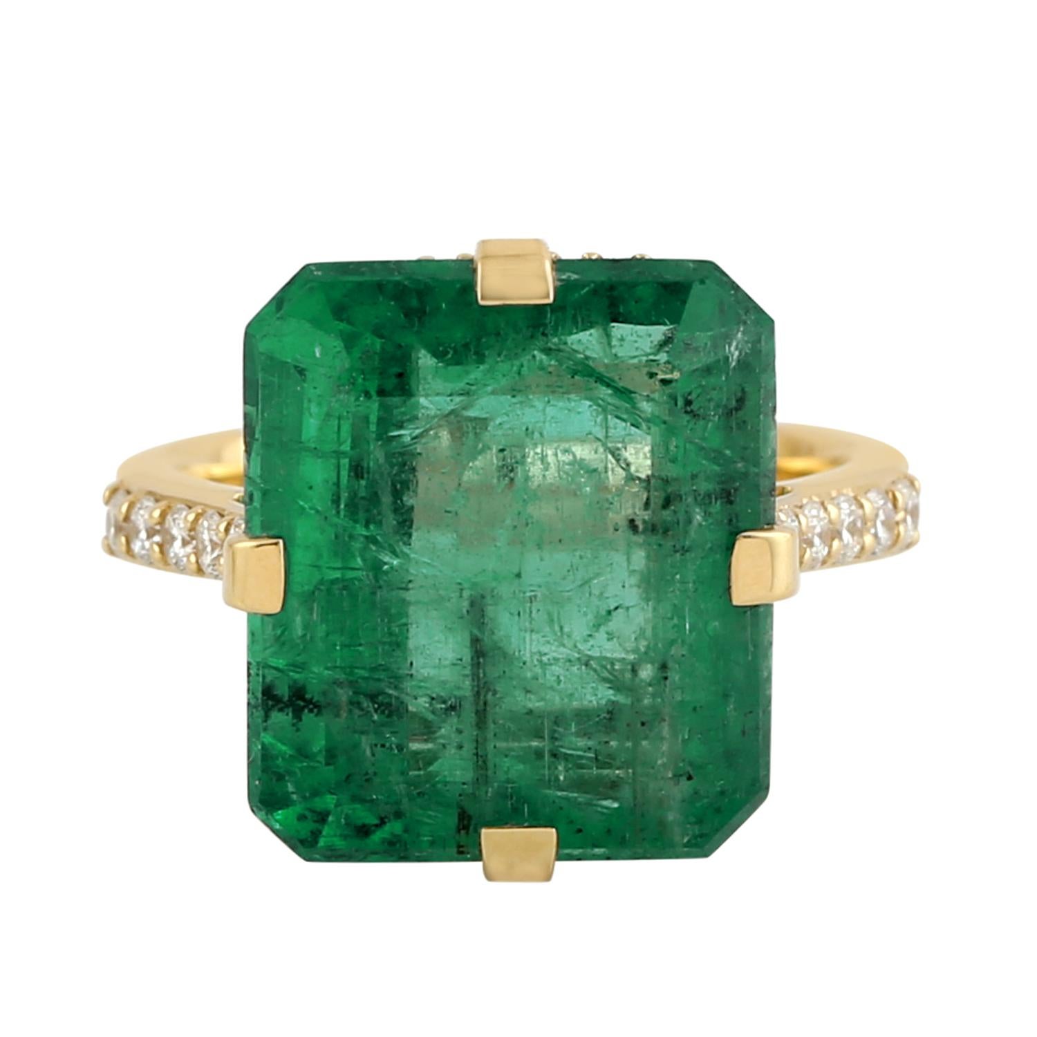 Artisan Bague cocktail en or jaune 18k avec émeraude zambienne et diamant en vente