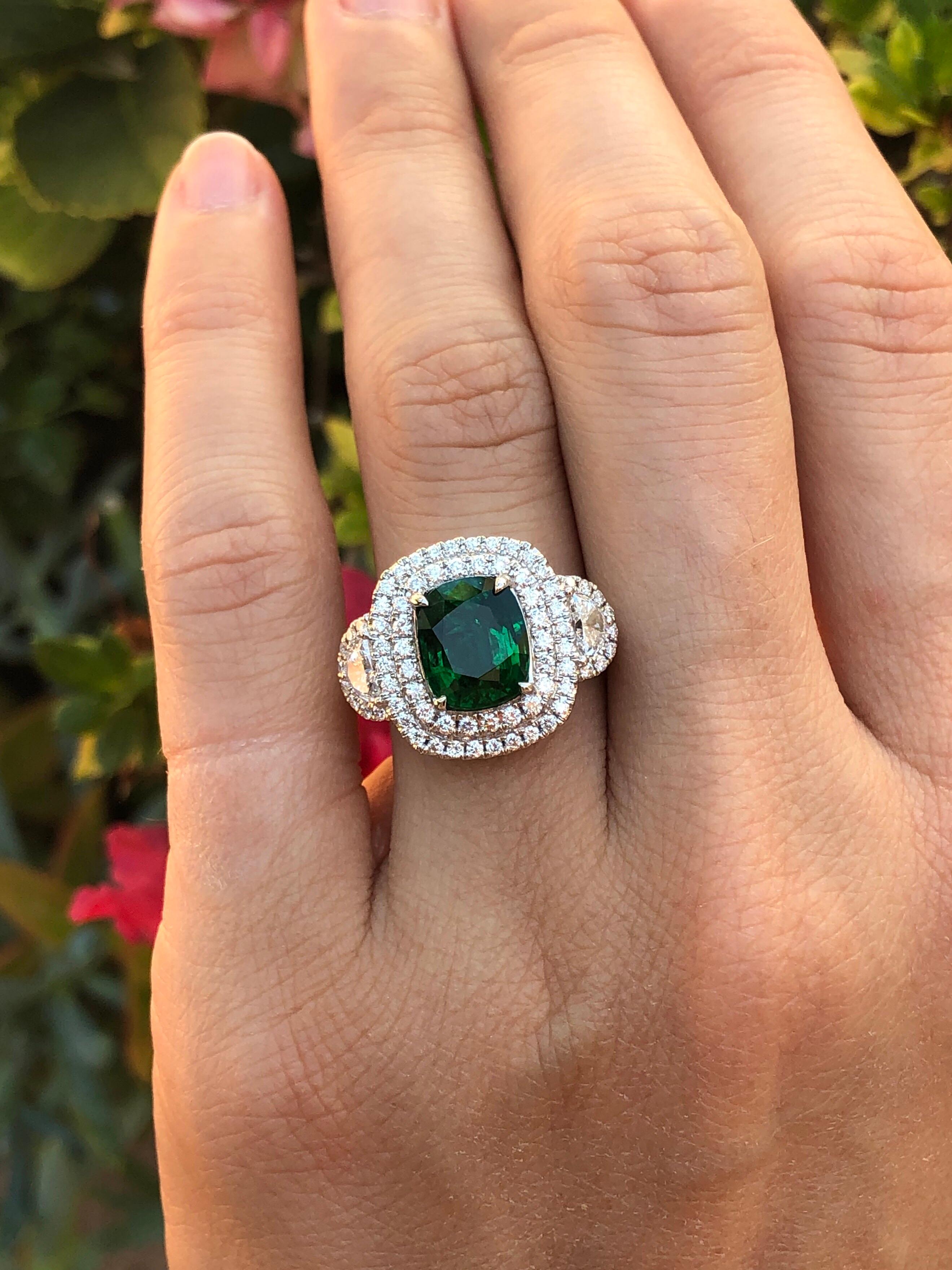 Emerald Ring 2.77 Carat Cushion Cut In New Condition In Beverly Hills, CA