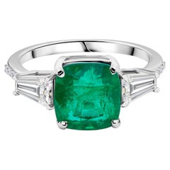 Bague en or blanc 18 carats sertie d'une émeraude taille « coussin » rehaussée de diamants
