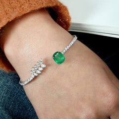 Pulsera de esmeraldas talla cojín y diamantes talla rosa de oro blanco de 18 quilates