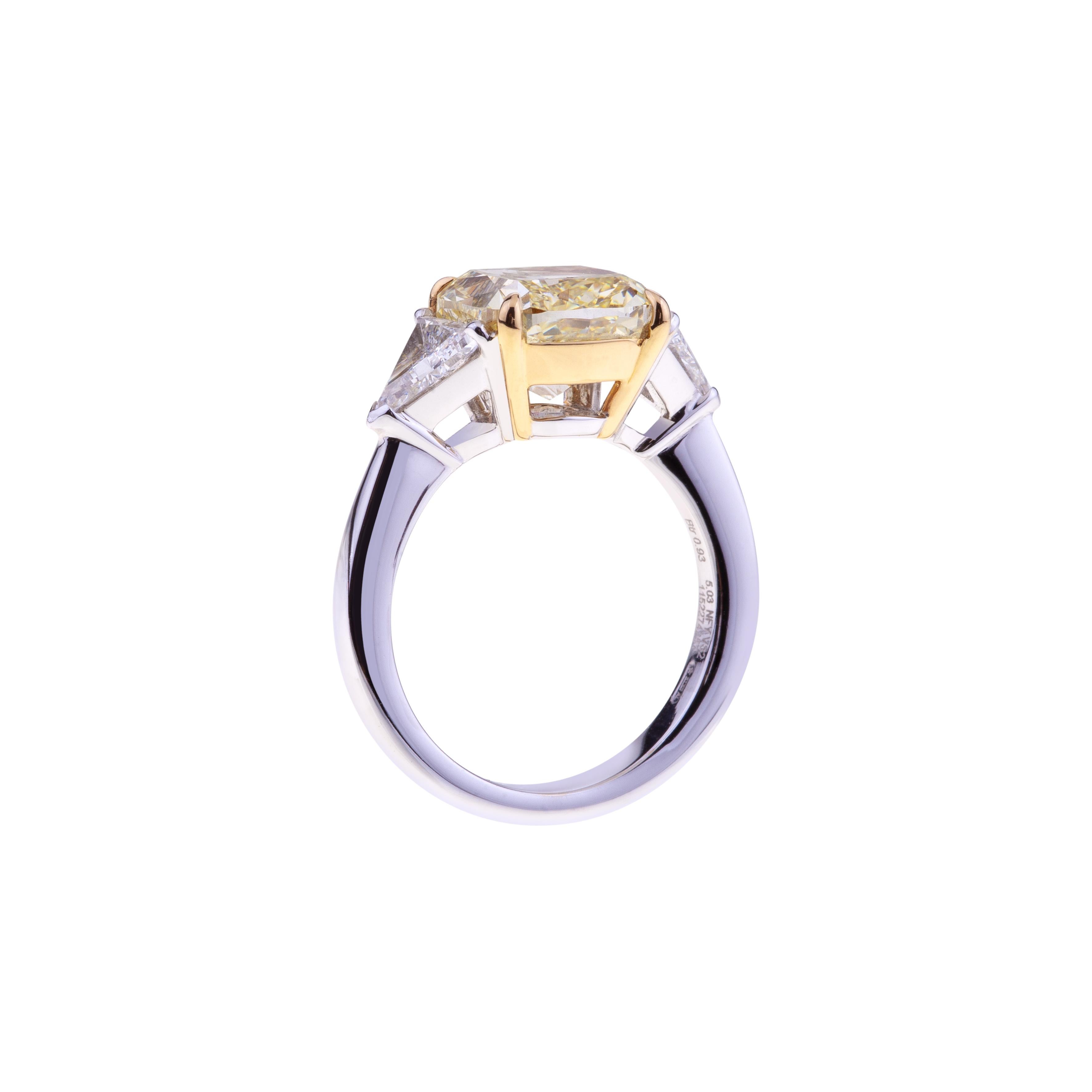 Contemporain Diamant fantaisie taille coussin ct. 5 certifié GIA avec deux diamants triangulaires latéraux en vente