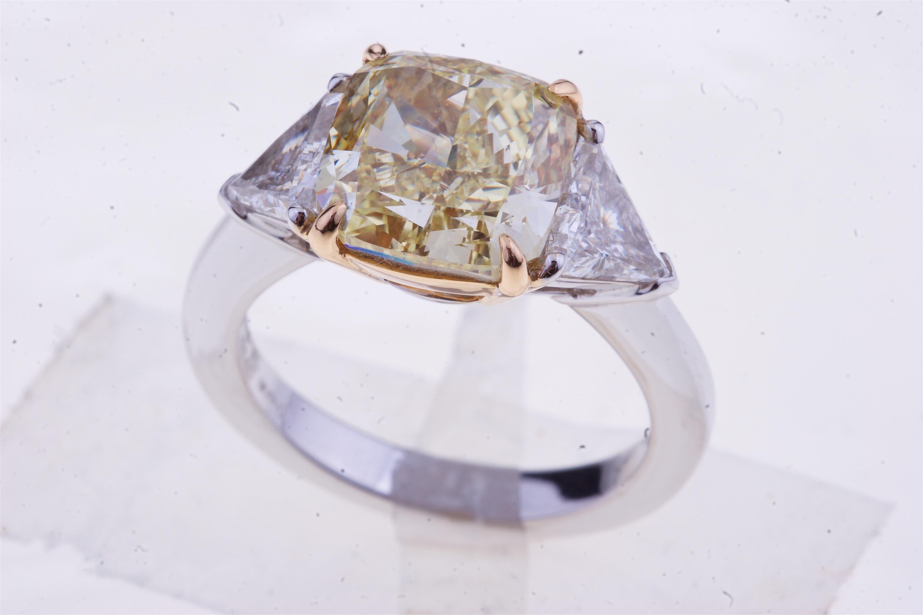 Taille coussin Diamant fantaisie taille coussin ct. 5 certifié GIA avec deux diamants triangulaires latéraux en vente