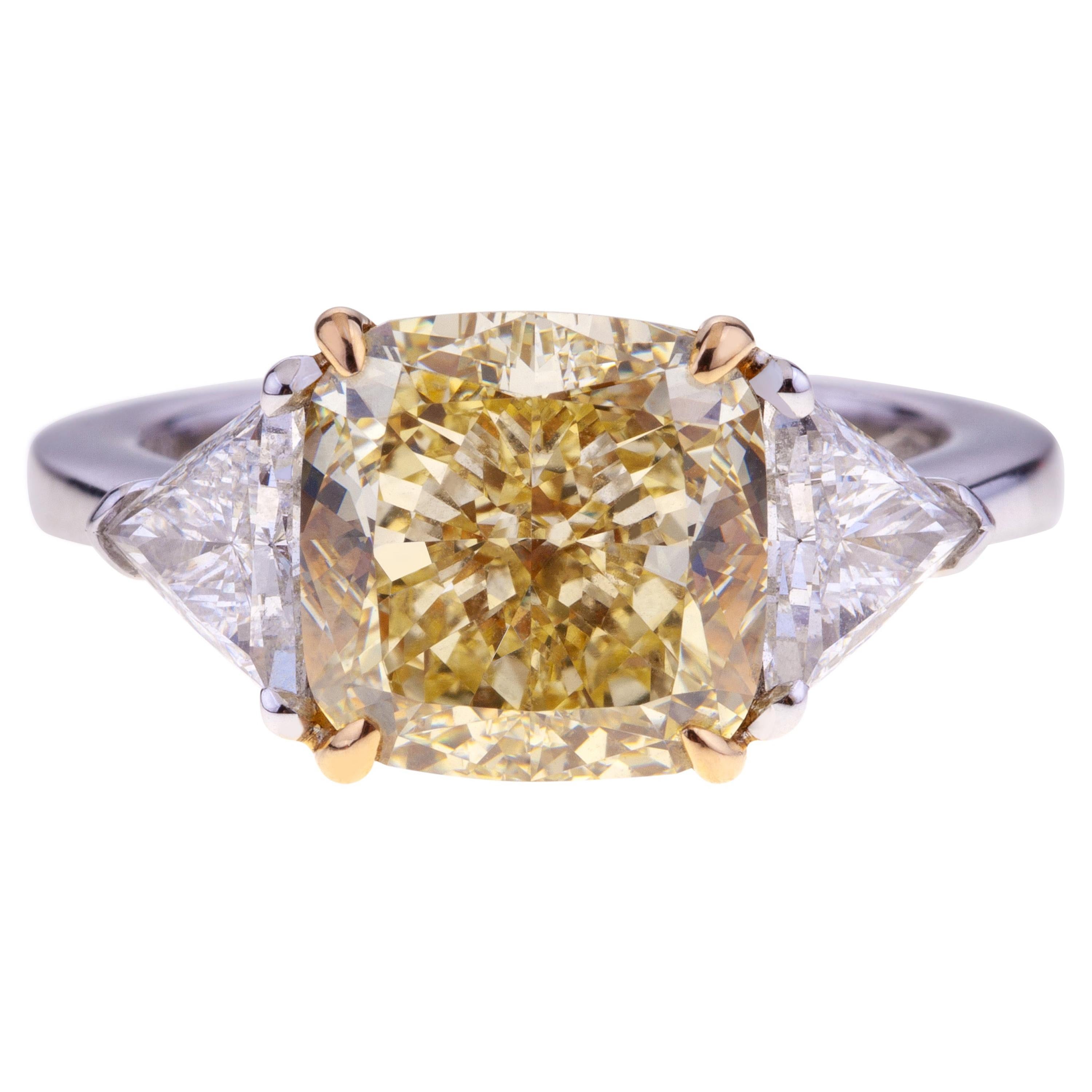 Cushion Cut Fancy Diamond ct. 5.03 Ring White Gold with Two Side Triangle Diamonds.
Elegant Ring with Unique Cushion Cut Brilliant Fancy Yellow Diamond VS2 ct. 5.03 size 9.41x9.32x6.1 no Fluorescence GIA certificate n. 1152274257 + 2 triangle