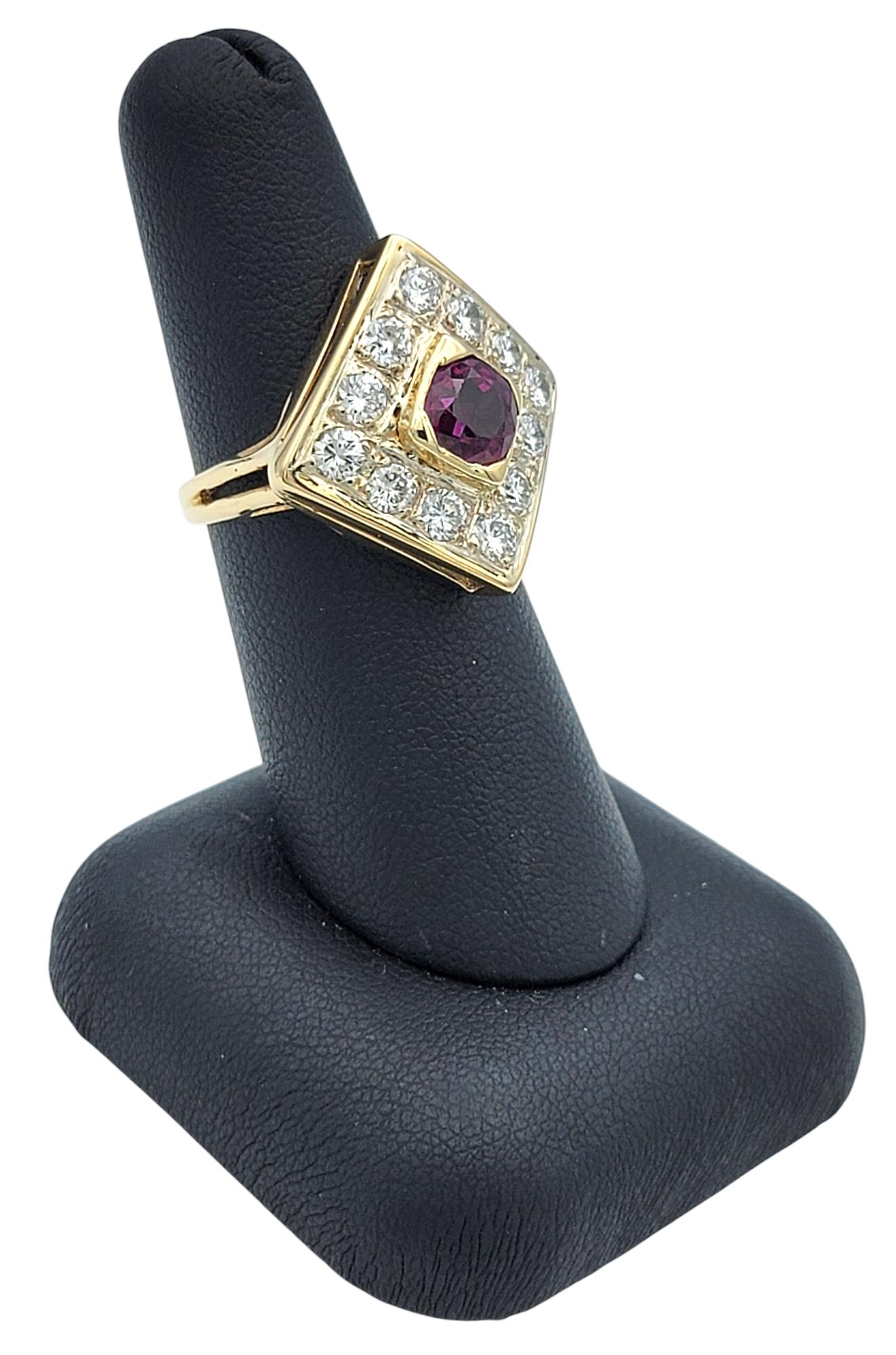 Quadratischer Cocktailring mit Granat im Kissenschliff und Diamant im Halo 14 Karat Gelbgold im Angebot 6