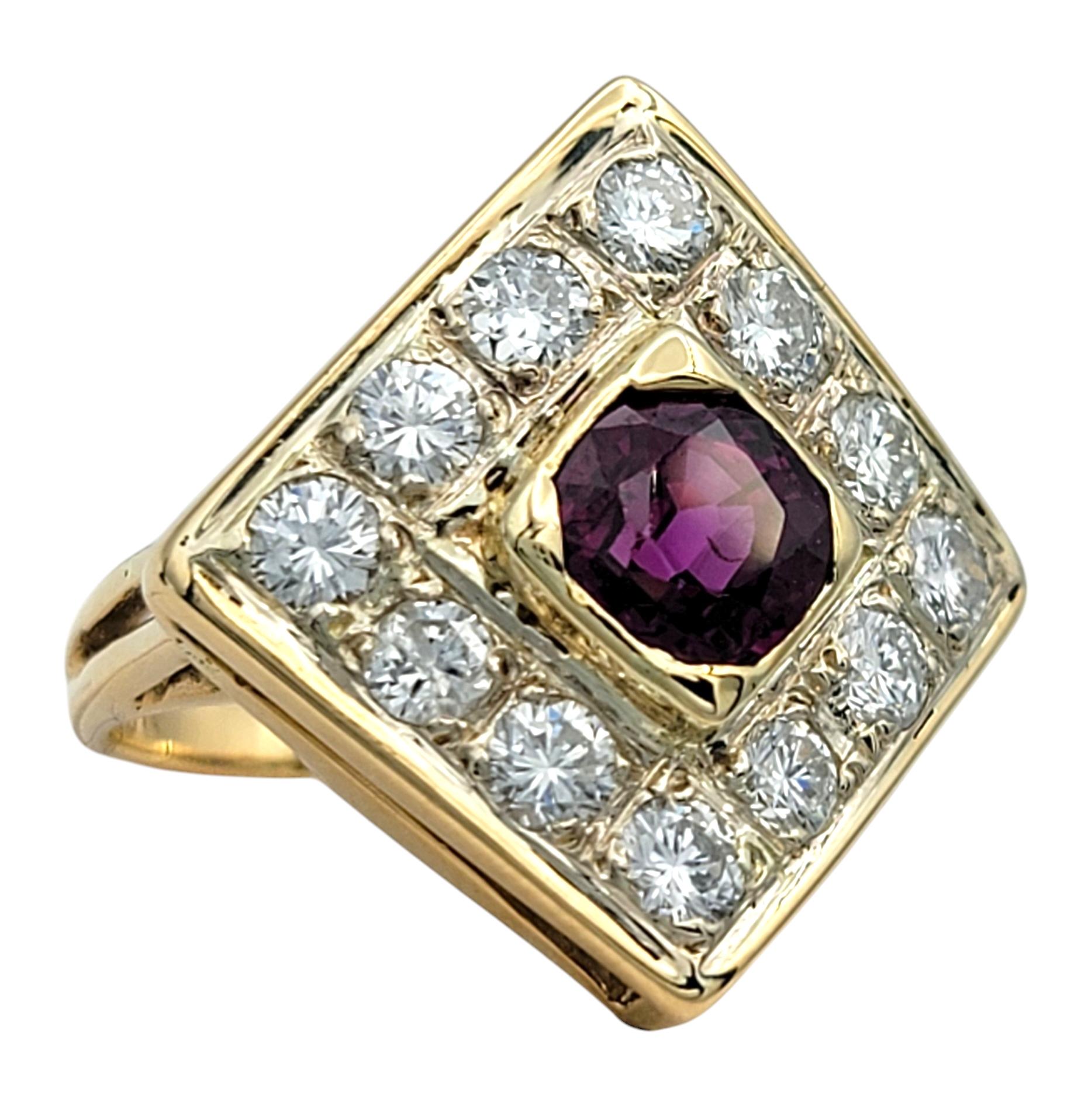 Ringgröße: 6.75 

Erleben Sie die Anziehungskraft zeitloser Eleganz mit diesem auffälligen Ring mit Granat und Diamanten. Das Herzstück dieses bezaubernden Schmuckstücks ist ein Granat im Kissenschliff, der einen satten, tiefroten Farbton