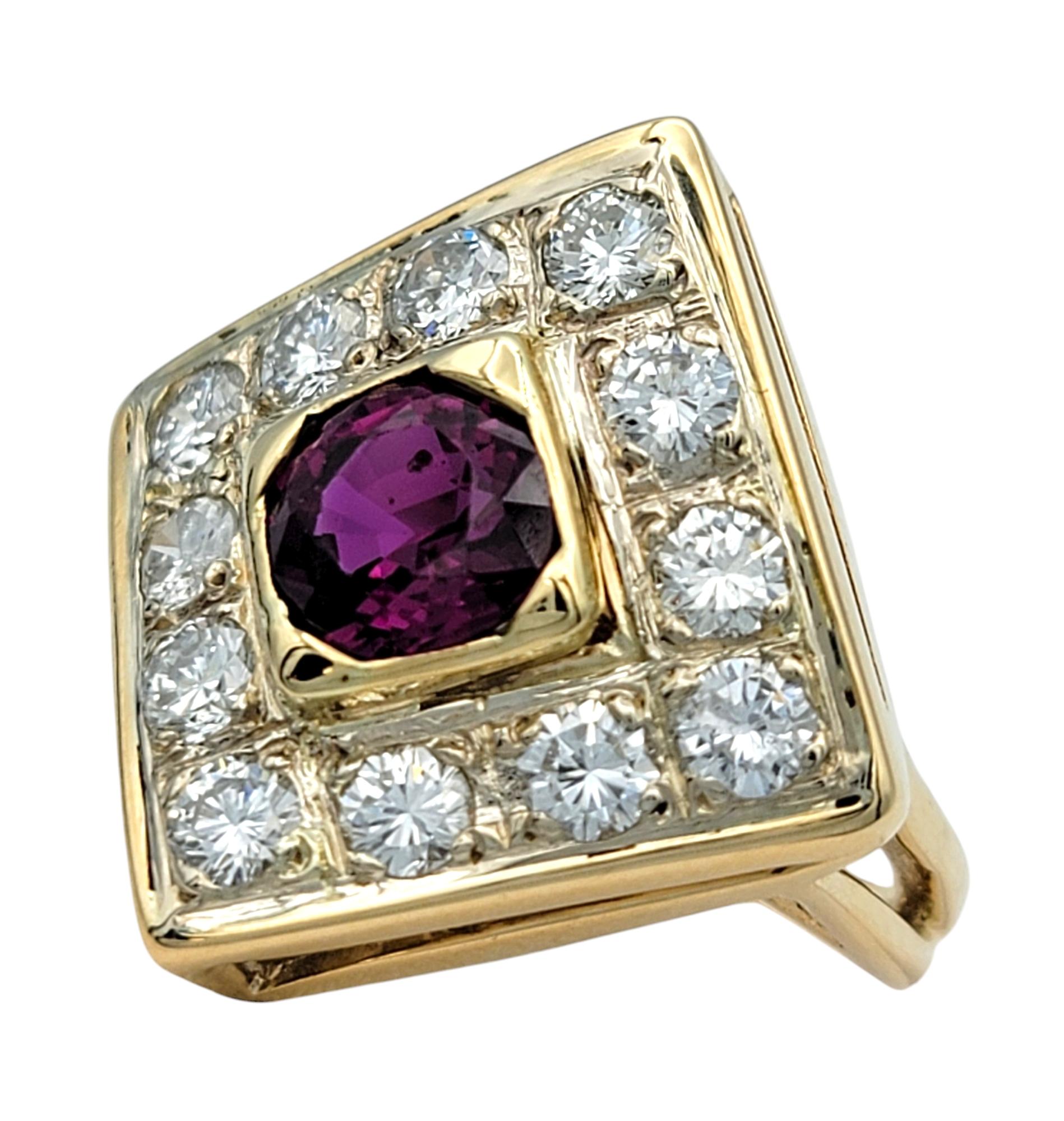 Quadratischer Cocktailring mit Granat im Kissenschliff und Diamant im Halo 14 Karat Gelbgold (Zeitgenössisch) im Angebot