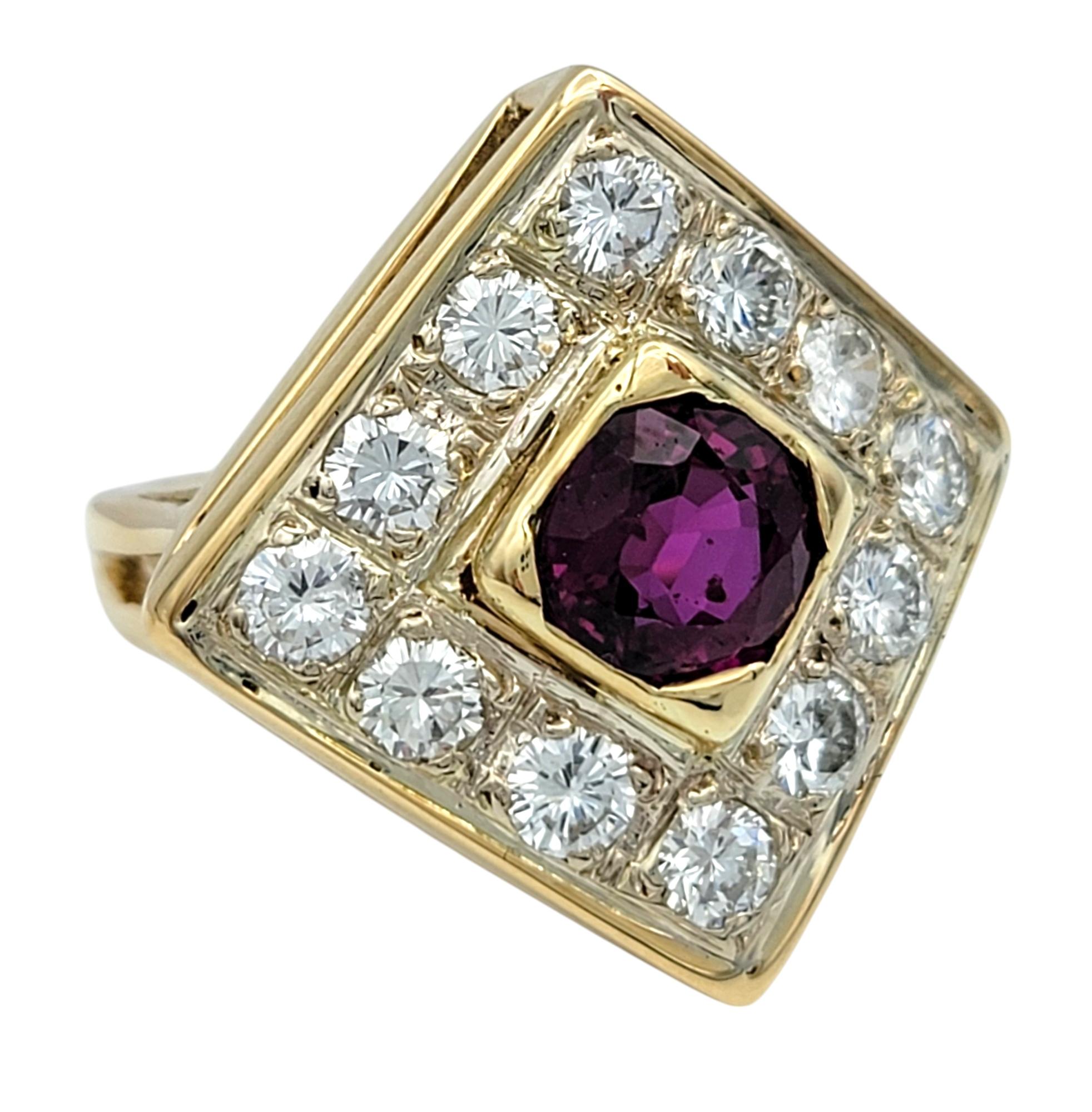 Quadratischer Cocktailring mit Granat im Kissenschliff und Diamant im Halo 14 Karat Gelbgold im Zustand „Gut“ im Angebot in Scottsdale, AZ