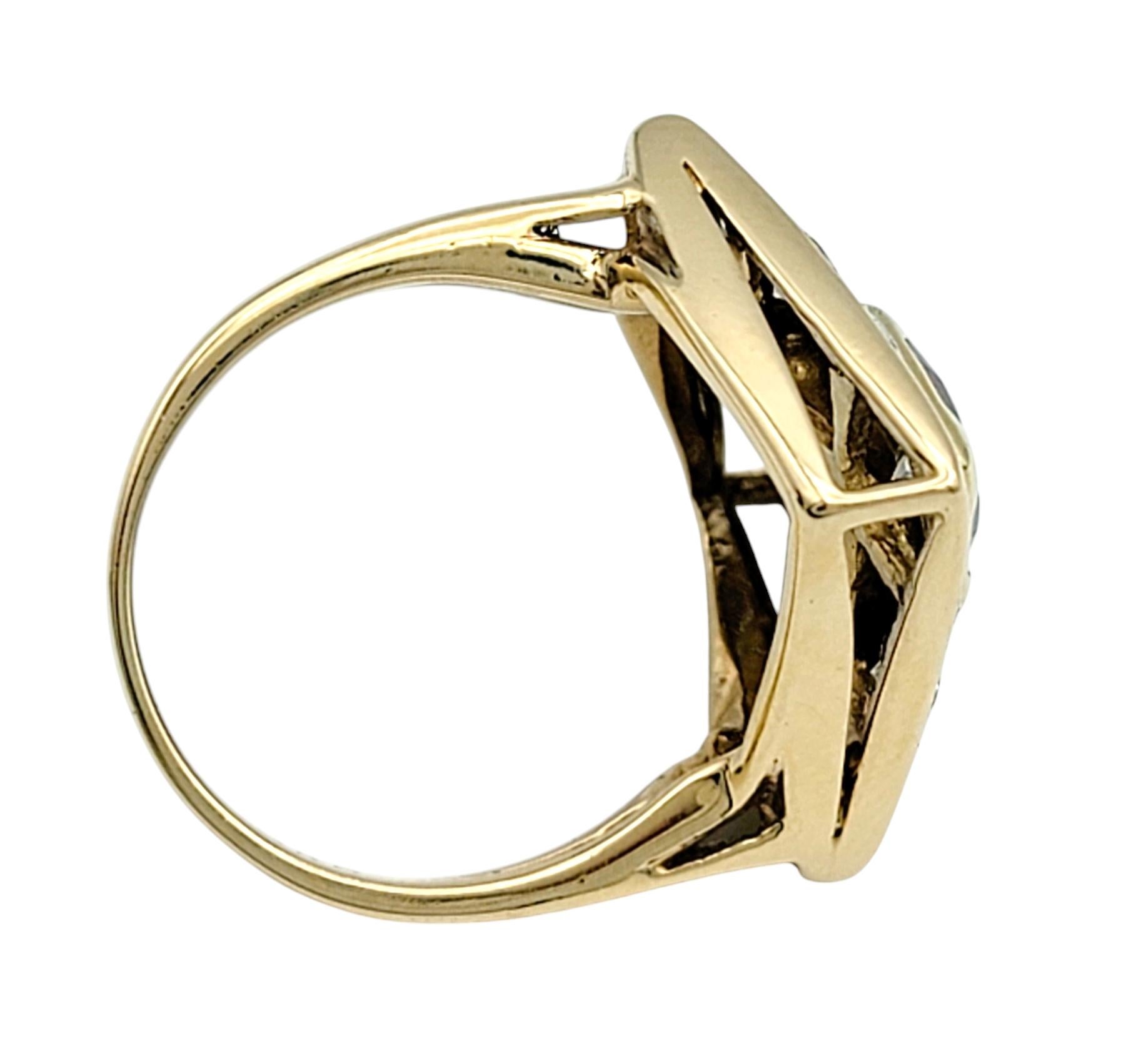 Quadratischer Cocktailring mit Granat im Kissenschliff und Diamant im Halo 14 Karat Gelbgold Damen im Angebot