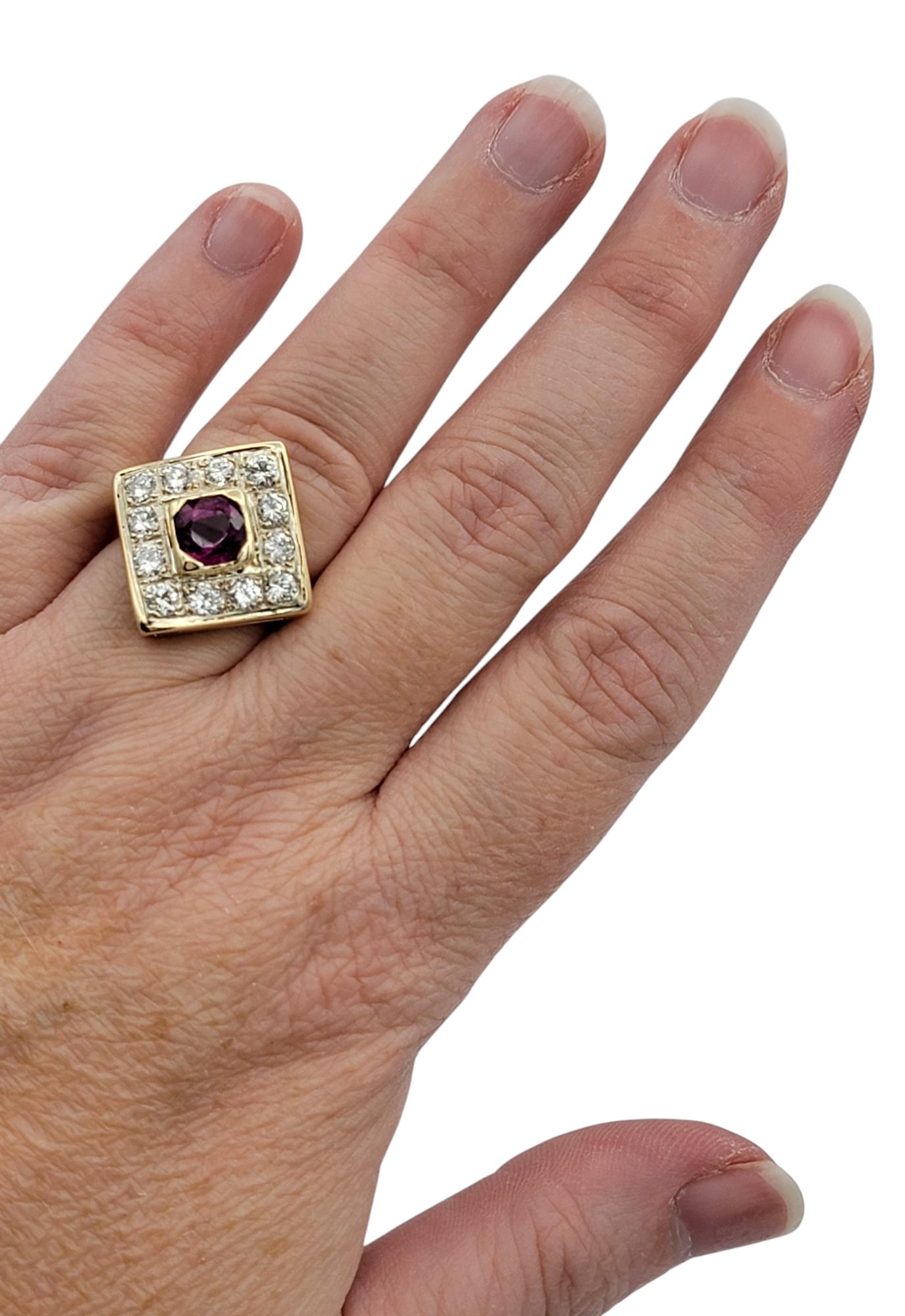Quadratischer Cocktailring mit Granat im Kissenschliff und Diamant im Halo 14 Karat Gelbgold im Angebot 3