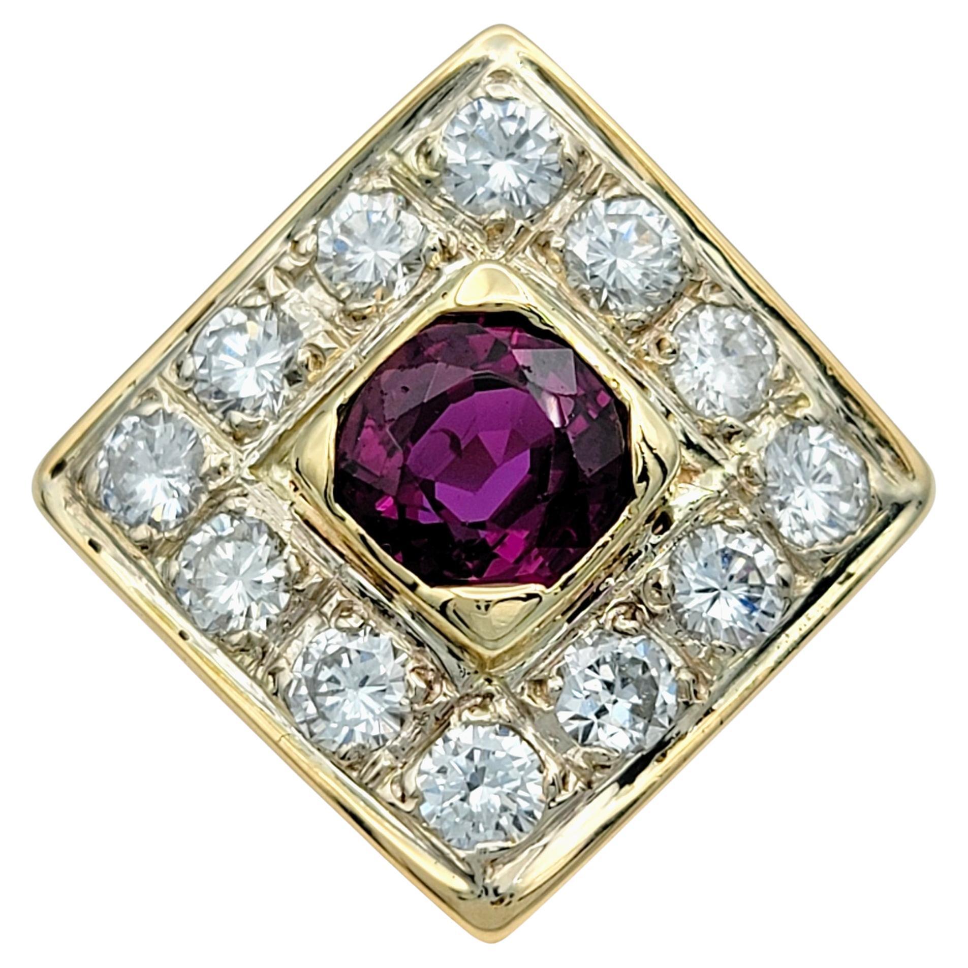Quadratischer Cocktailring mit Granat im Kissenschliff und Diamant im Halo 14 Karat Gelbgold im Angebot