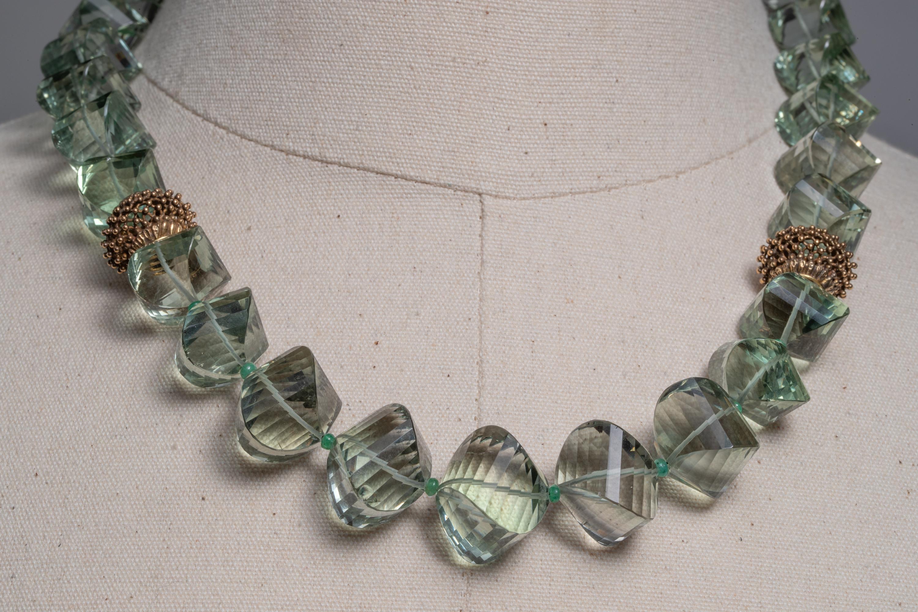 Taille coussin Collier de perles en or 18 carats et émeraudes avec améthyste verte taille coussin « Prasiolite » en vente