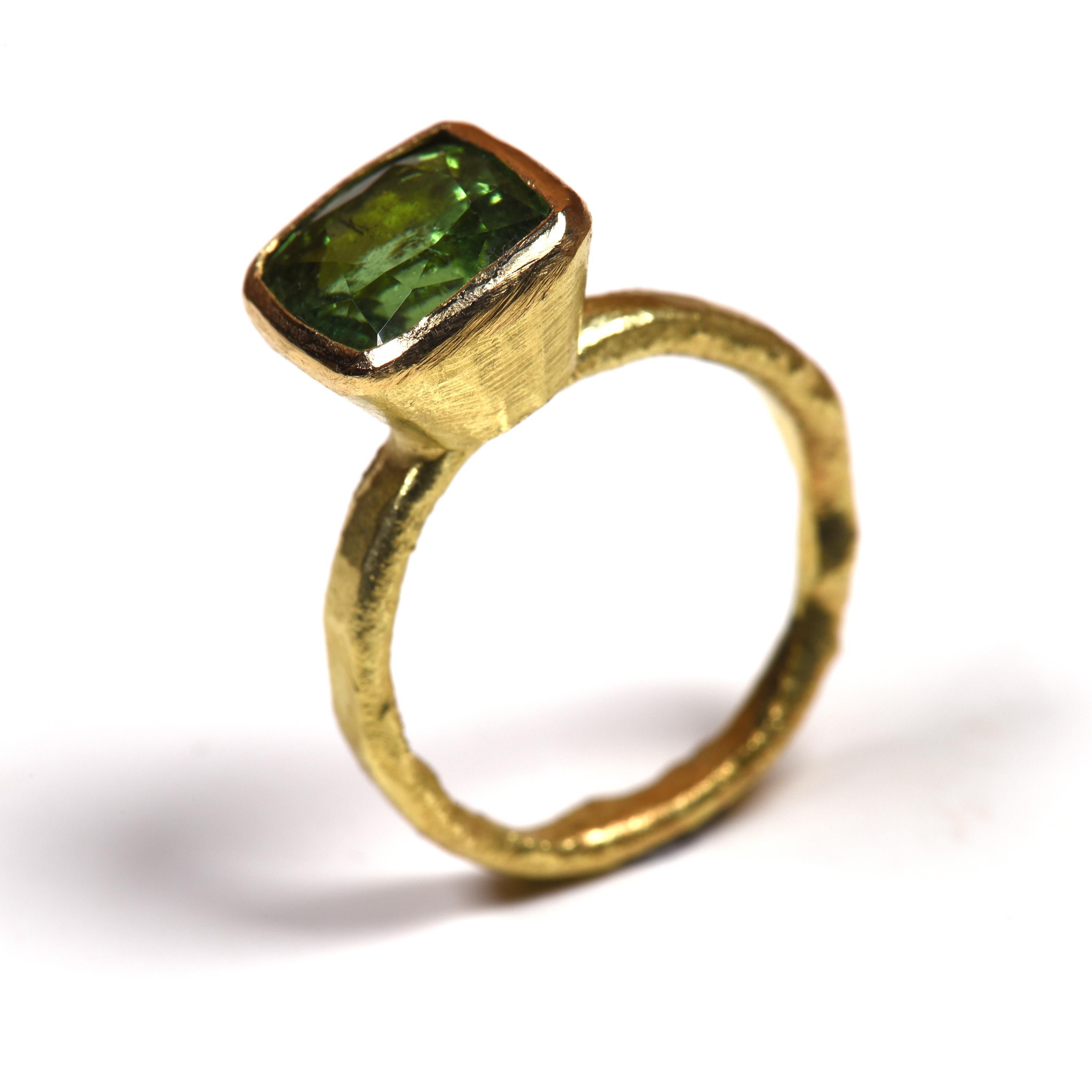 Cushion Cut Green Tourmaline 18 Karat Gold Textured Cocktail Ring In New Condition In London, GB