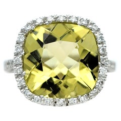Anillo de cóctel de cuarzo limón talla cojín y halo de diamantes en oro blanco de 18 quilates