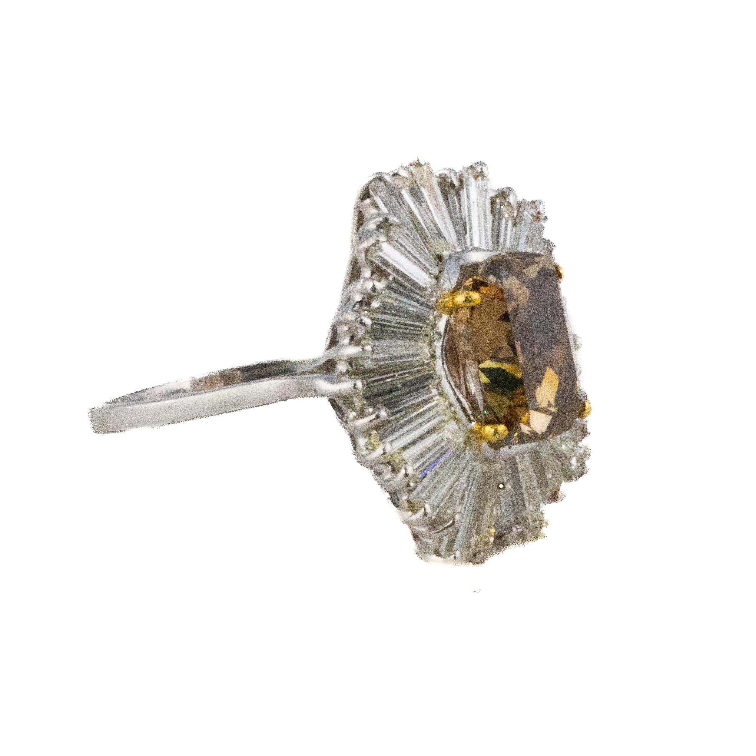 Bague ballerine avec halo de diamants brun clair et de diamants baguette taillés en coussin

Description : Une captivante bague en or blanc 14K centrée sur un diamant brun clair de taille coussin pesant environ 3,37 carats, entouré de 32 diamants