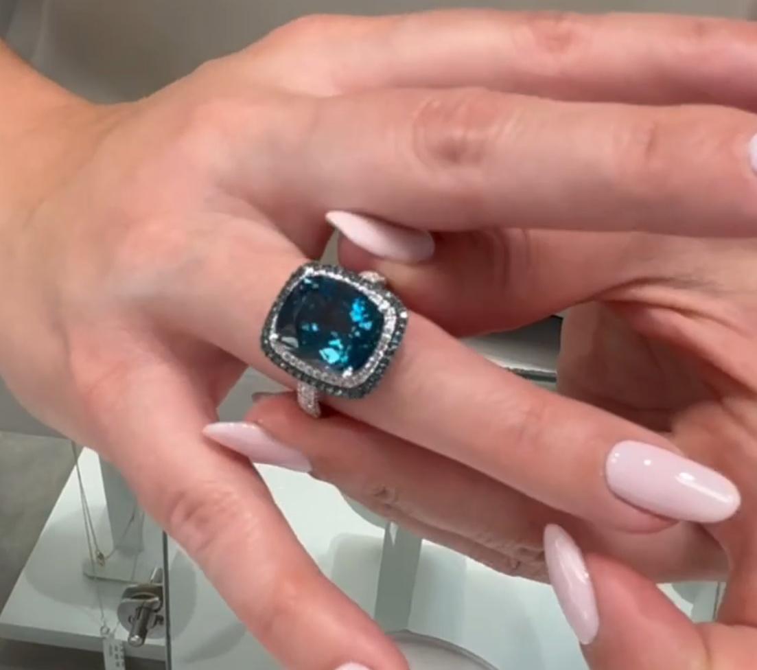 14 Karat Weißgold Blauer Topas-Ring mit behandelten blauen Diamanten Damen im Angebot
