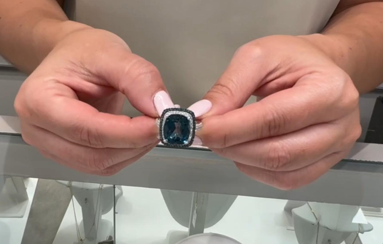 14 Karat Weißgold Blauer Topas-Ring mit behandelten blauen Diamanten im Angebot 1