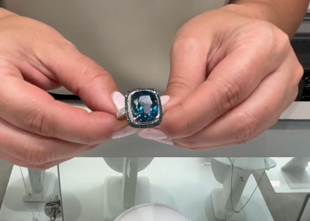14 Karat Weißgold Blauer Topas-Ring mit behandelten blauen Diamanten im Angebot 2