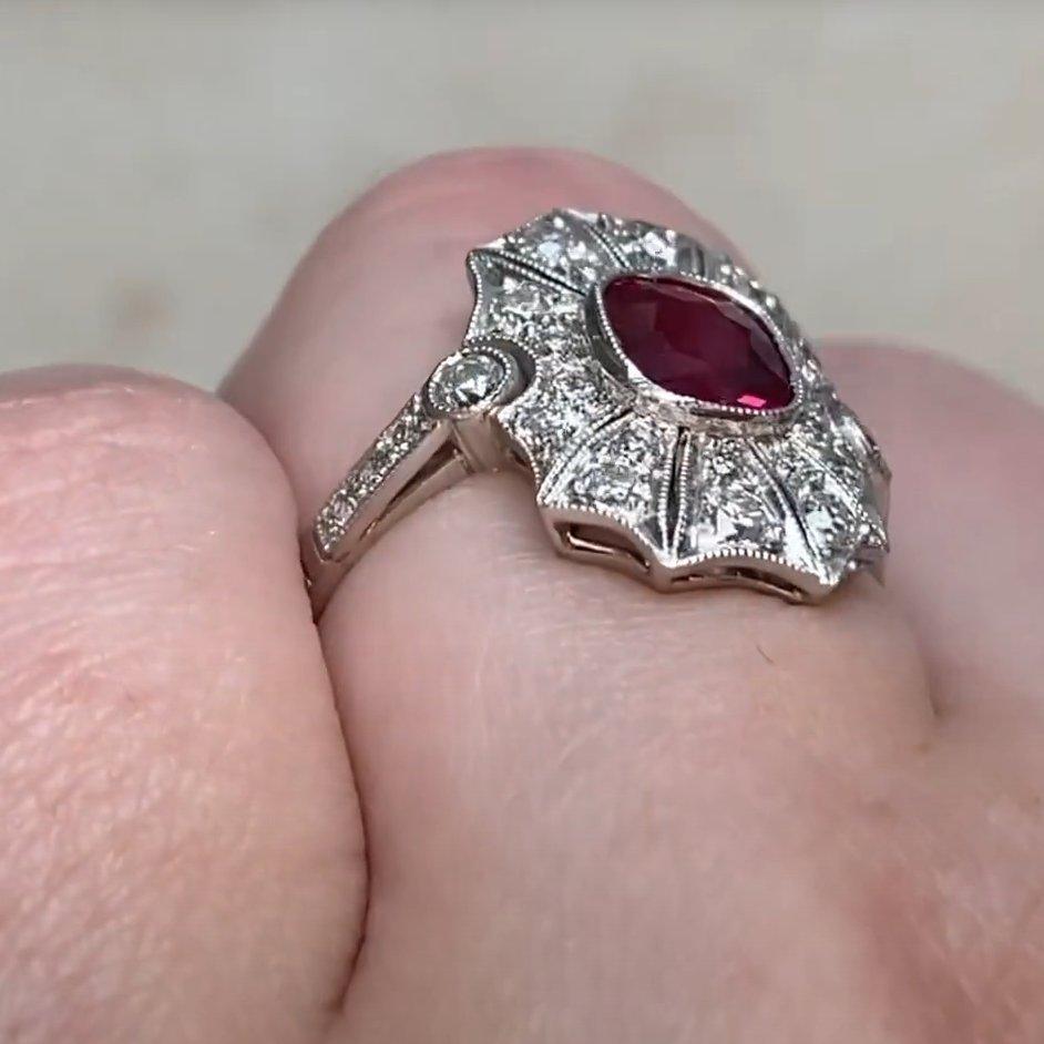 Taille coussin Bague cocktail en platine avec rubis naturel de Birmanie taille coussin (environ 0,9 carat) en vente