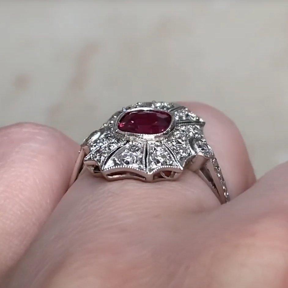 Bague cocktail en platine avec rubis naturel de Birmanie taille coussin (environ 0,9 carat) Excellent état - En vente à New York, NY