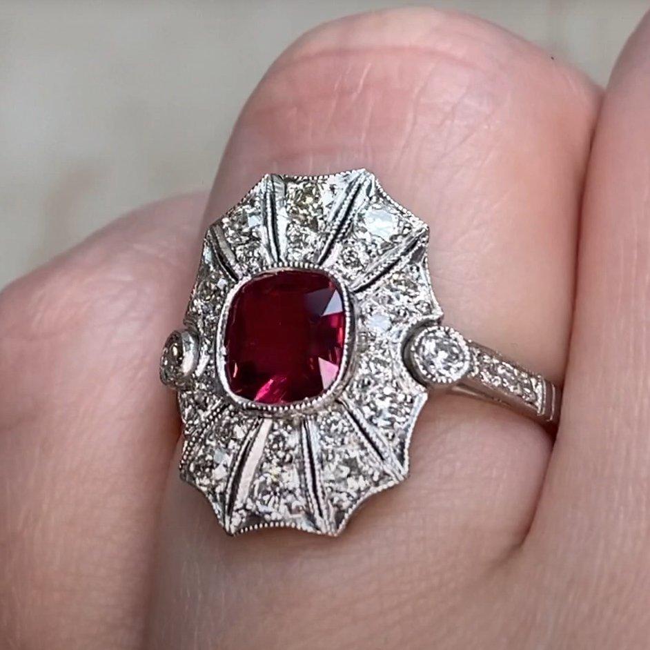 Bague cocktail en platine avec rubis naturel de Birmanie taille coussin (environ 0,9 carat) Pour femmes en vente